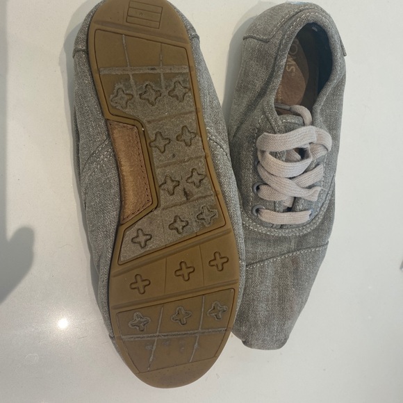 Toms - Picture 2 of 3